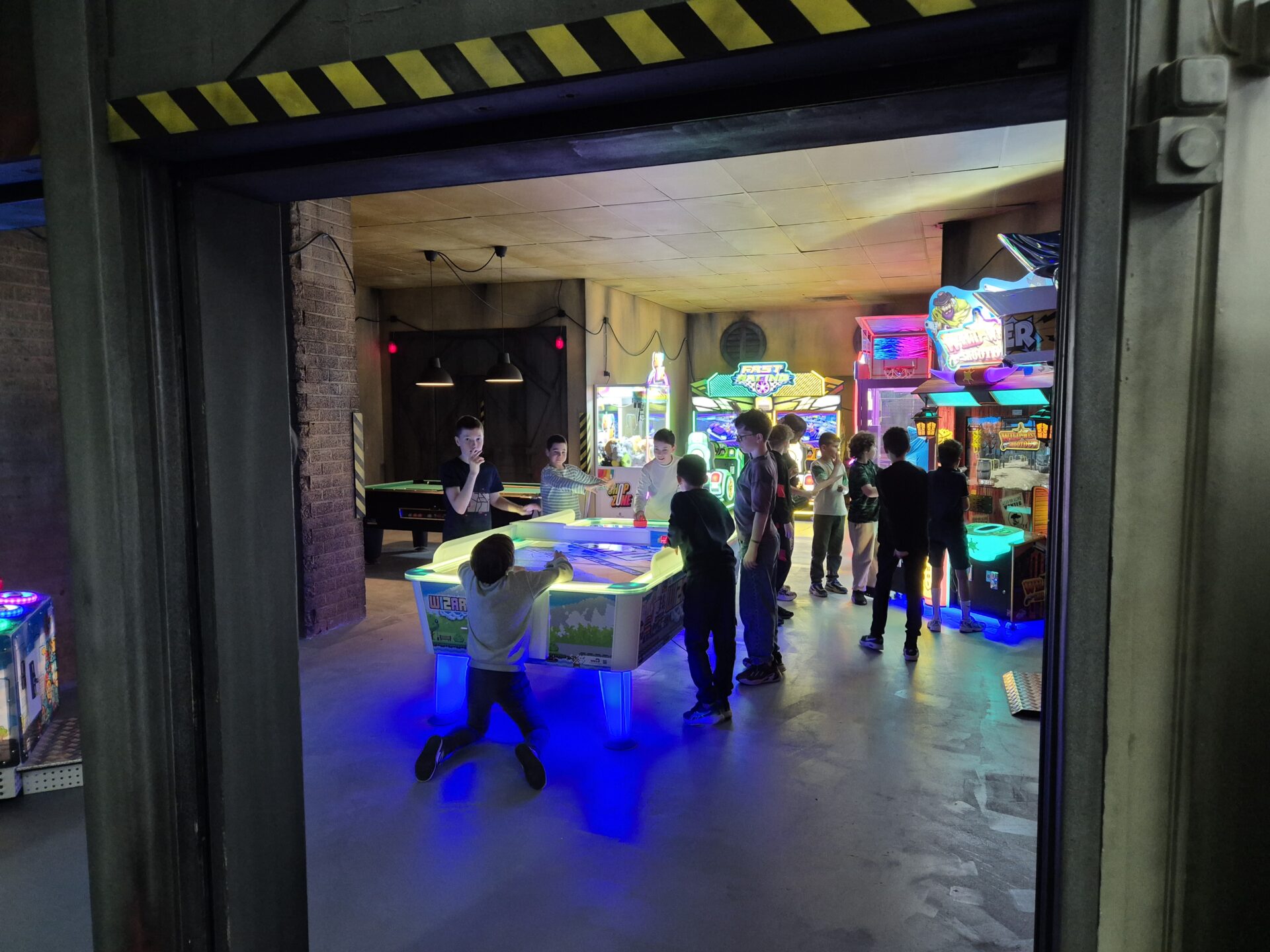 Samen arcadegames spelen bij Unit 13 in Limburg